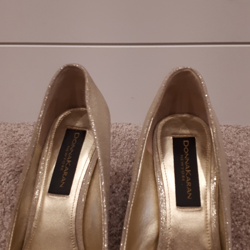 DKNY Ladies Gold Pointed Heels size 9.5 - Picture 4 of 5